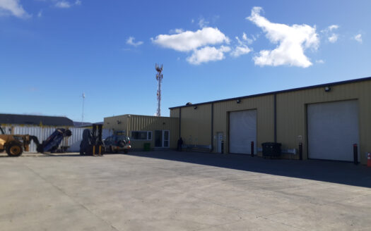 ARRIENDO Amplia bodega de 1.240 m2. con oficinas en Tres Puentes