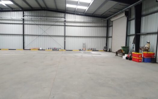 ARRIENDO Amplia bodega de 1.240 m2. con oficinas en Tres Puentes
